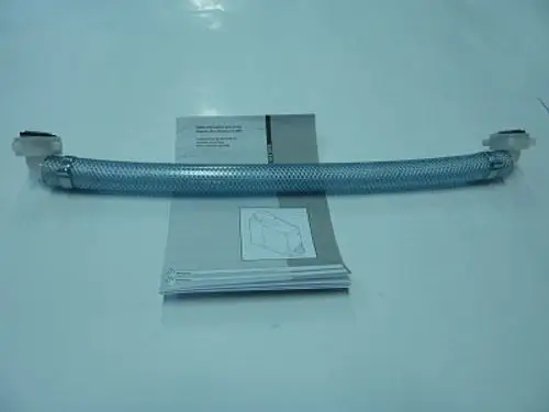 Schlauch aus PVC in metallischer Umhüllung für gasförmige Anwendungen, abgelegt auf einem Stapel von Betriebsanleitungen der Marke Remeha.